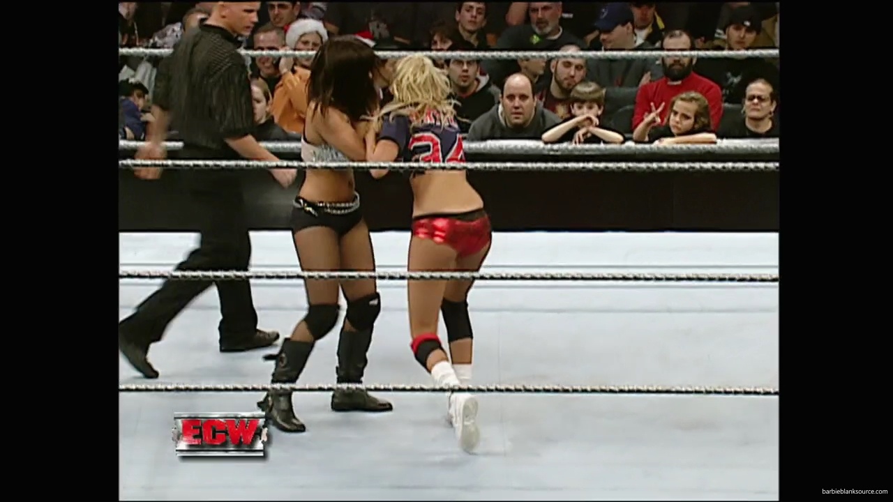 WWE_ECW_12_11_07_Kelly_vs_Layla_Victoria_mp42462.jpg
