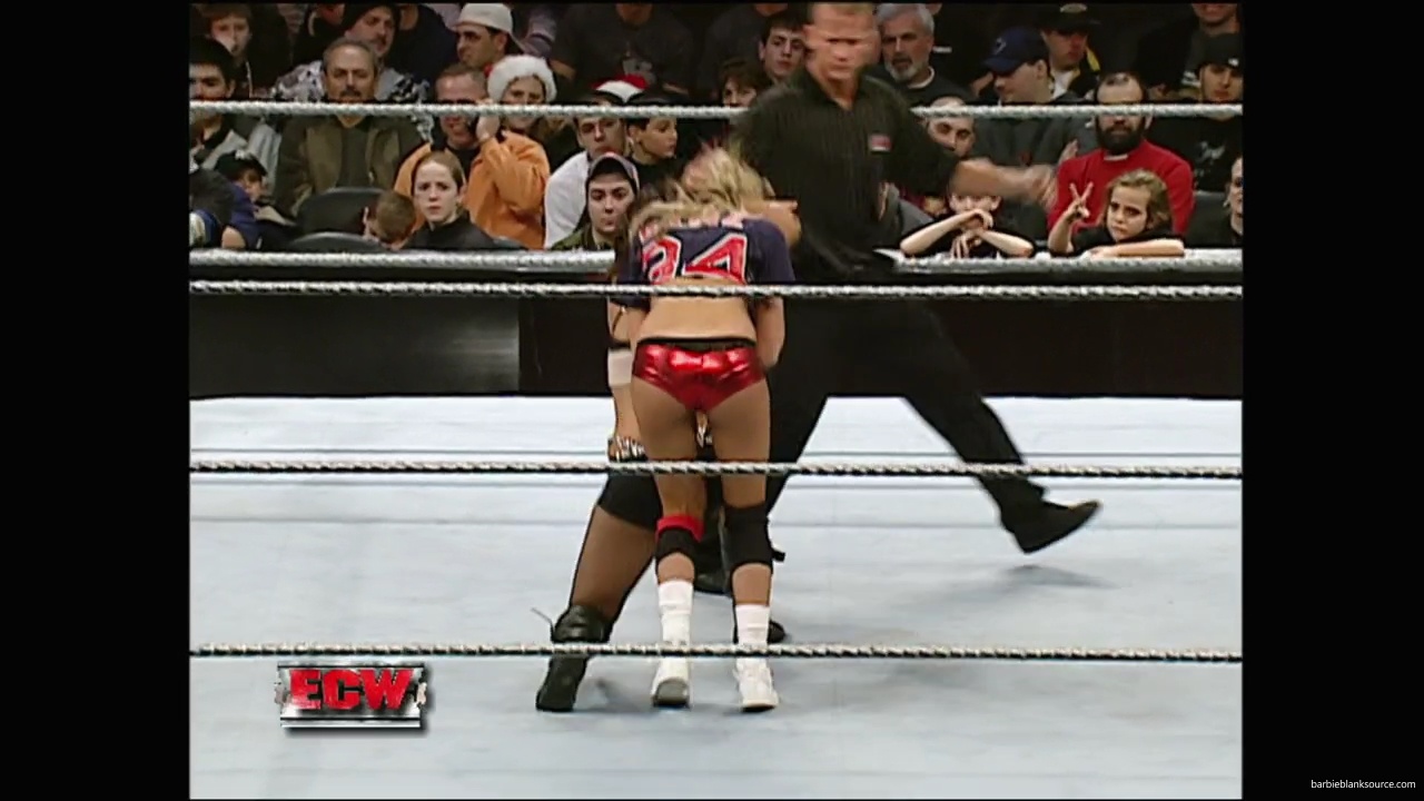 WWE_ECW_12_11_07_Kelly_vs_Layla_Victoria_mp42463.jpg