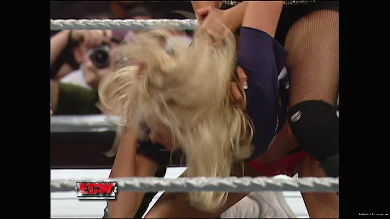 WWE_ECW_12_11_07_Kelly_vs_Layla_Victoria_mp42479.jpg