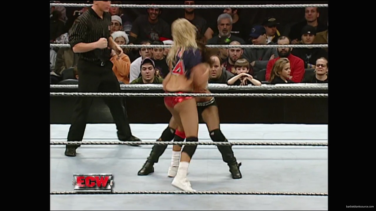 WWE_ECW_12_11_07_Kelly_vs_Layla_Victoria_mp42487.jpg