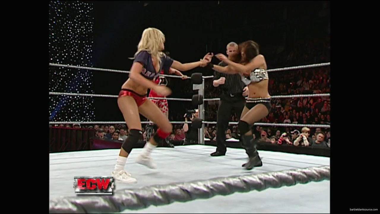 WWE_ECW_12_11_07_Kelly_vs_Layla_Victoria_mp42488.jpg