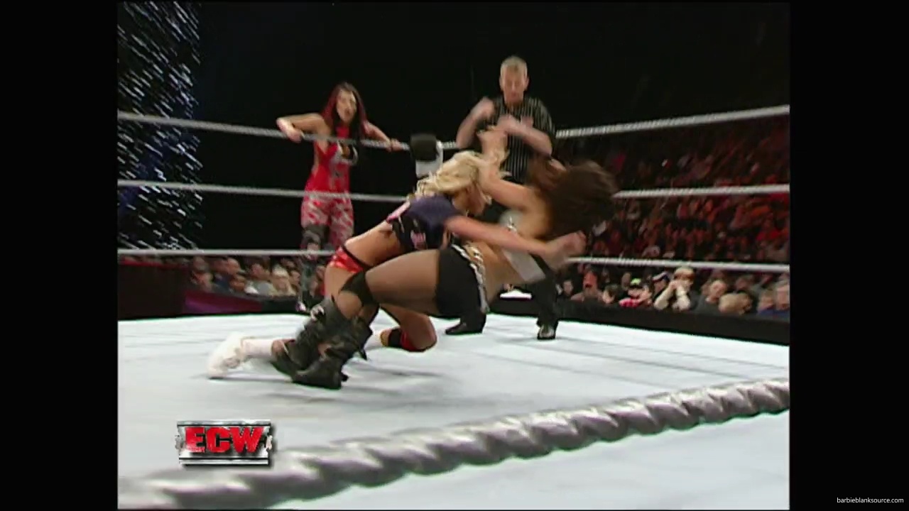 WWE_ECW_12_11_07_Kelly_vs_Layla_Victoria_mp42489.jpg