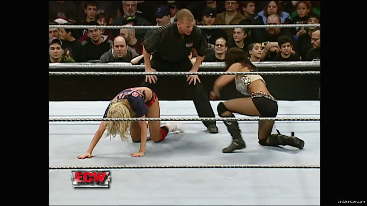WWE_ECW_12_11_07_Kelly_vs_Layla_Victoria_mp42494.jpg