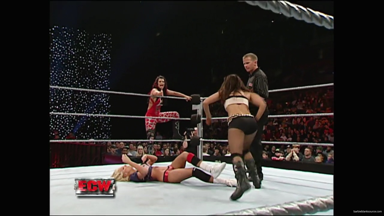 WWE_ECW_12_11_07_Kelly_vs_Layla_Victoria_mp42496.jpg