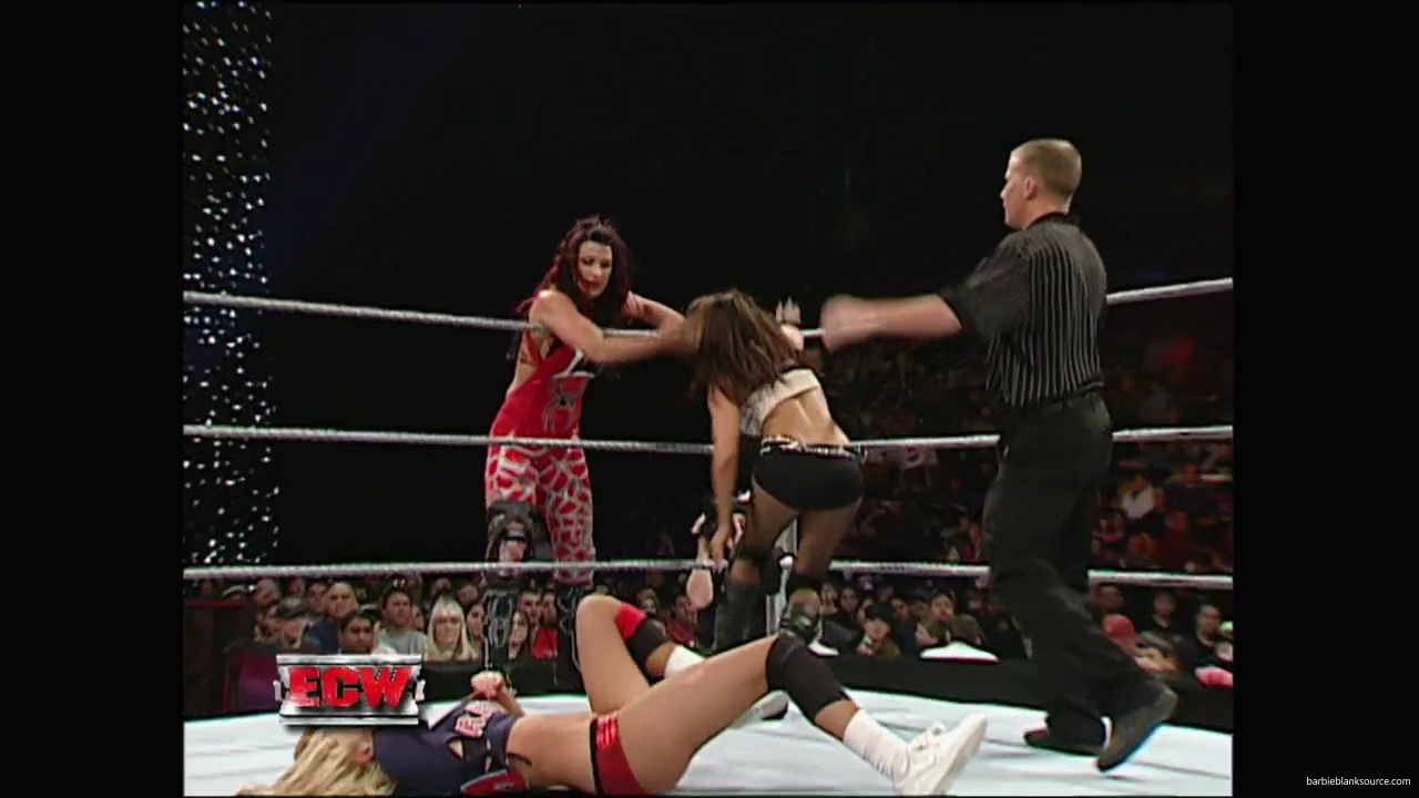 WWE_ECW_12_11_07_Kelly_vs_Layla_Victoria_mp42497.jpg