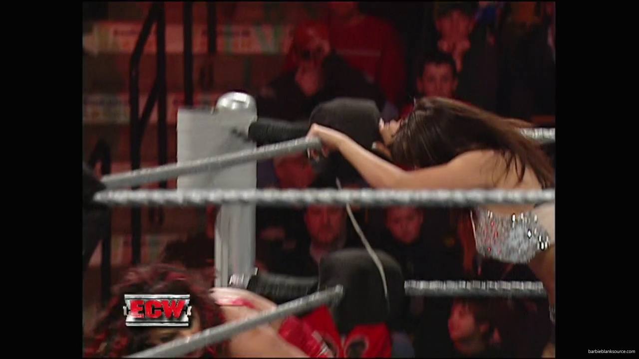 WWE_ECW_12_11_07_Kelly_vs_Layla_Victoria_mp42498.jpg