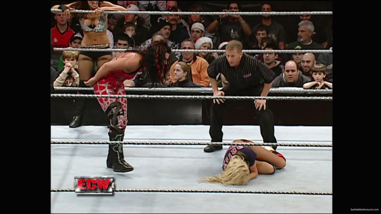 WWE_ECW_12_11_07_Kelly_vs_Layla_Victoria_mp42502.jpg