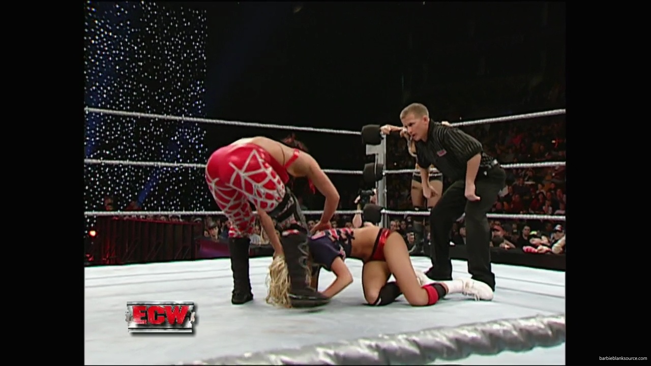 WWE_ECW_12_11_07_Kelly_vs_Layla_Victoria_mp42505.jpg