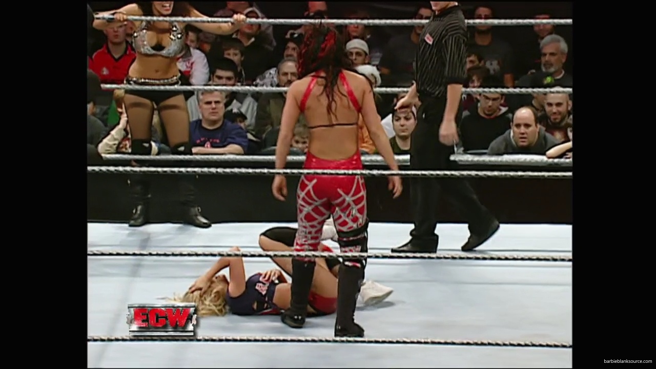 WWE_ECW_12_11_07_Kelly_vs_Layla_Victoria_mp42510.jpg
