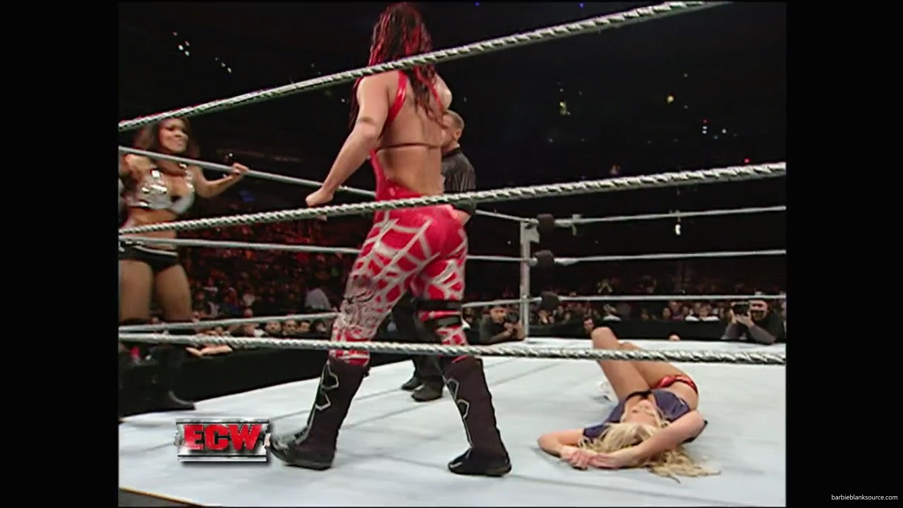 WWE_ECW_12_11_07_Kelly_vs_Layla_Victoria_mp42514.jpg