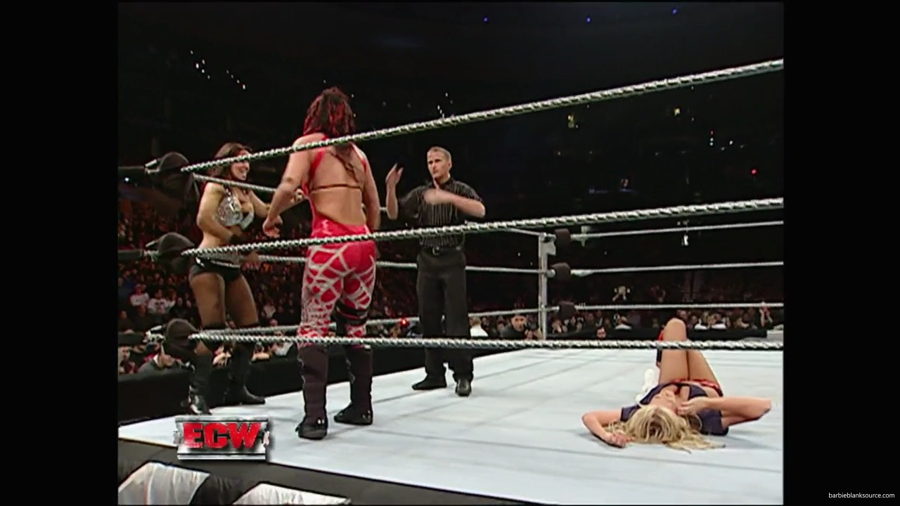 WWE_ECW_12_11_07_Kelly_vs_Layla_Victoria_mp42515.jpg