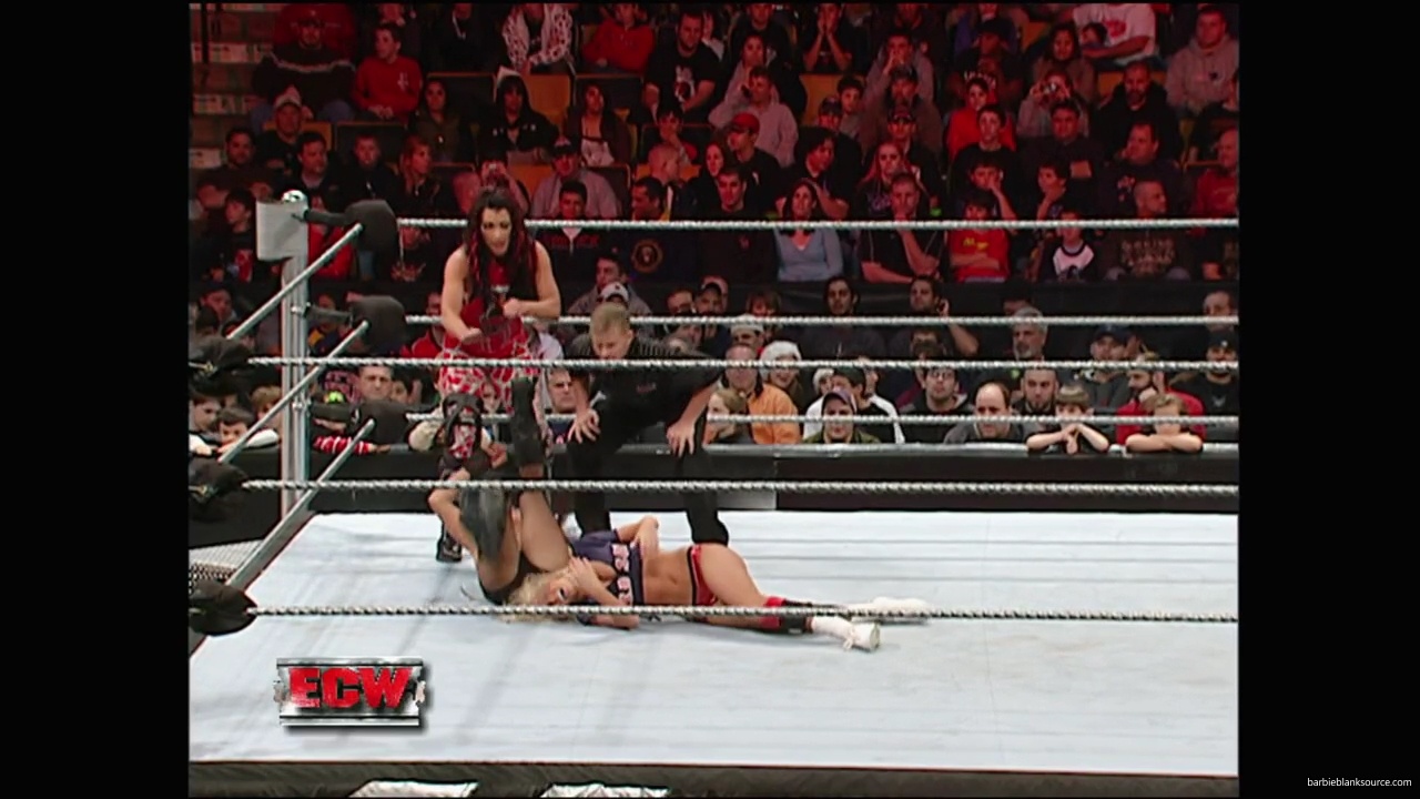 WWE_ECW_12_11_07_Kelly_vs_Layla_Victoria_mp42520.jpg