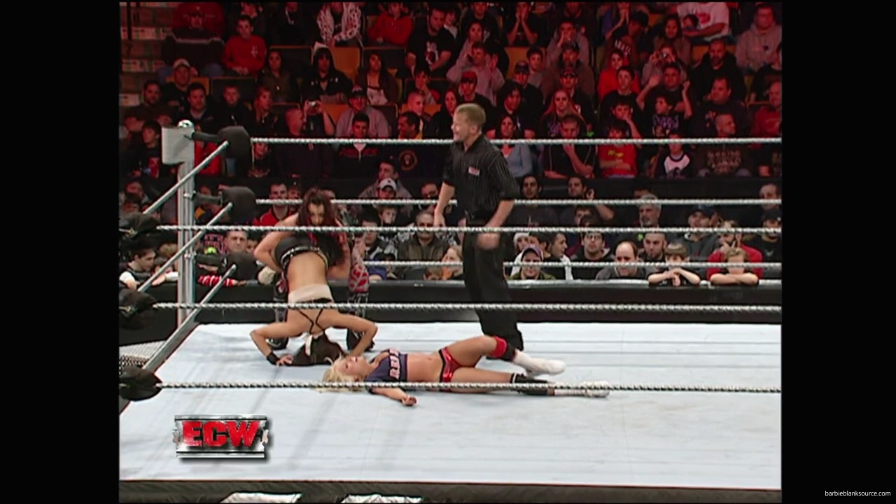 WWE_ECW_12_11_07_Kelly_vs_Layla_Victoria_mp42521.jpg
