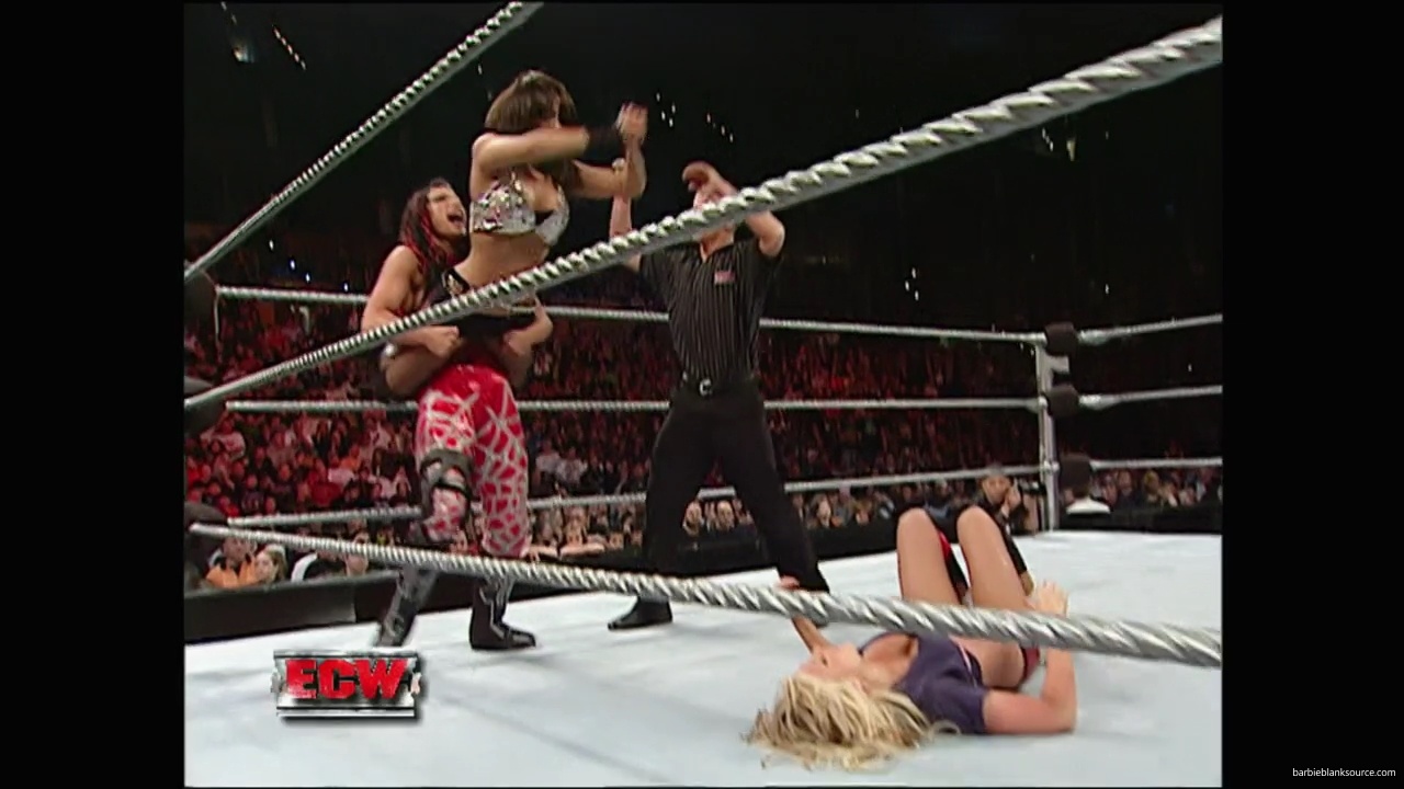 WWE_ECW_12_11_07_Kelly_vs_Layla_Victoria_mp42523.jpg