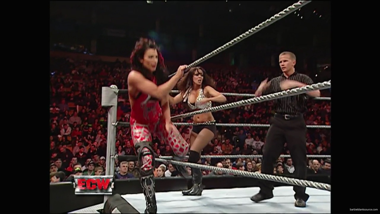 WWE_ECW_12_11_07_Kelly_vs_Layla_Victoria_mp42535.jpg