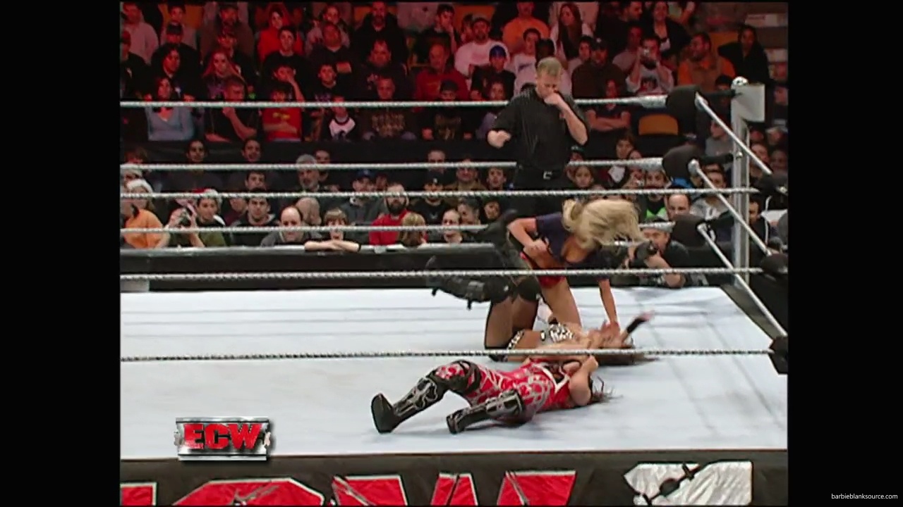 WWE_ECW_12_11_07_Kelly_vs_Layla_Victoria_mp42552.jpg