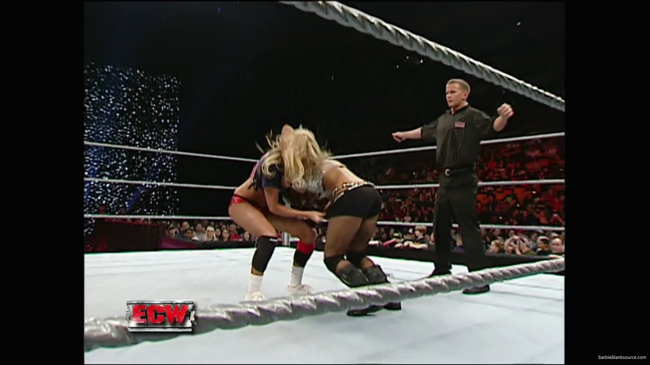 WWE_ECW_12_11_07_Kelly_vs_Layla_Victoria_mp42573.jpg