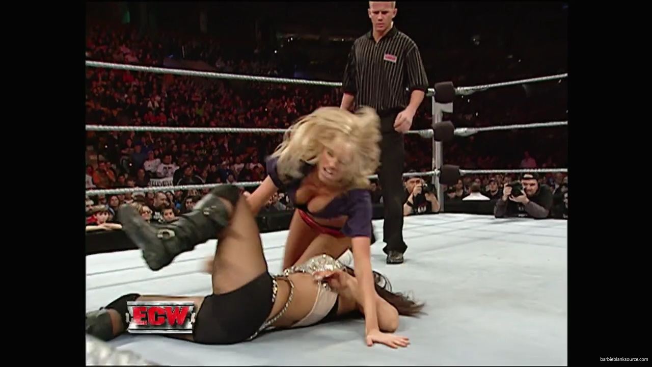 WWE_ECW_12_11_07_Kelly_vs_Layla_Victoria_mp42576.jpg
