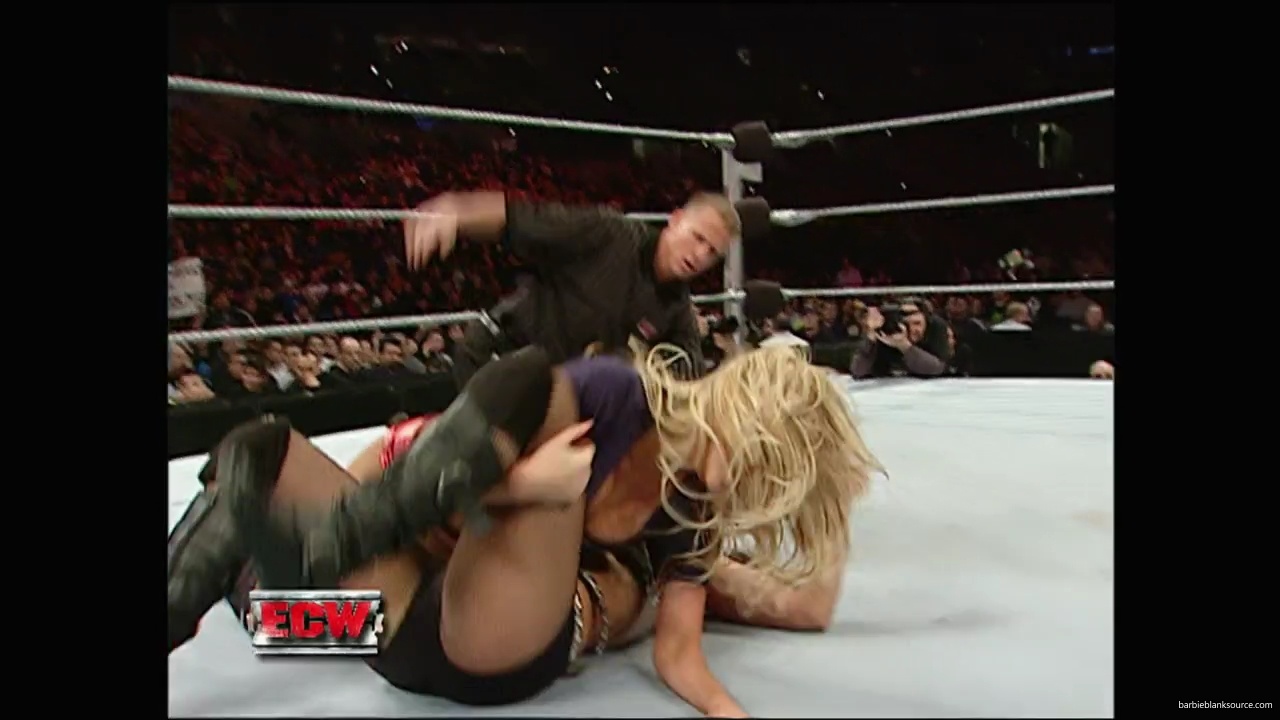 WWE_ECW_12_11_07_Kelly_vs_Layla_Victoria_mp42577.jpg