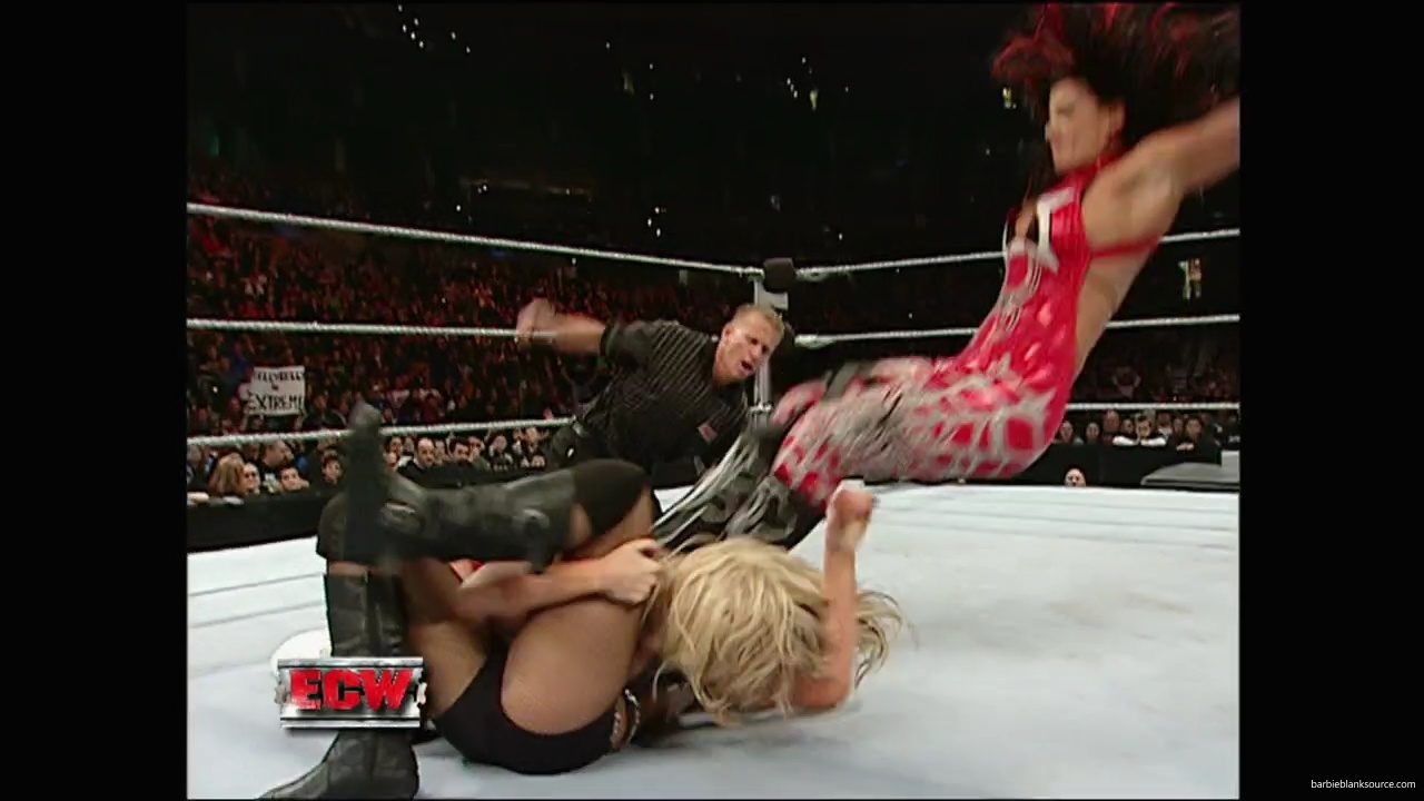 WWE_ECW_12_11_07_Kelly_vs_Layla_Victoria_mp42578.jpg
