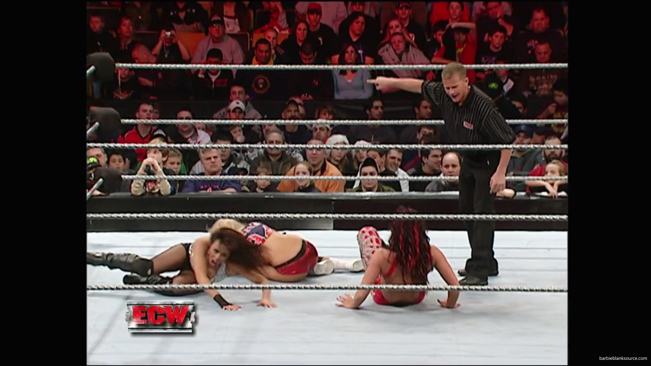 WWE_ECW_12_11_07_Kelly_vs_Layla_Victoria_mp42580.jpg