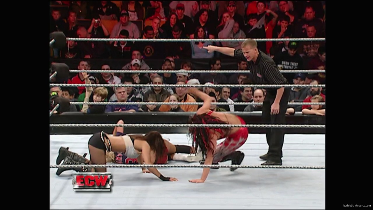 WWE_ECW_12_11_07_Kelly_vs_Layla_Victoria_mp42581.jpg