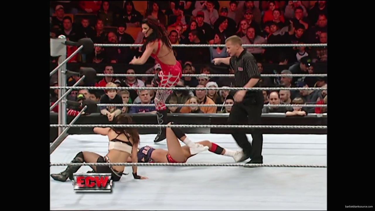 WWE_ECW_12_11_07_Kelly_vs_Layla_Victoria_mp42583.jpg