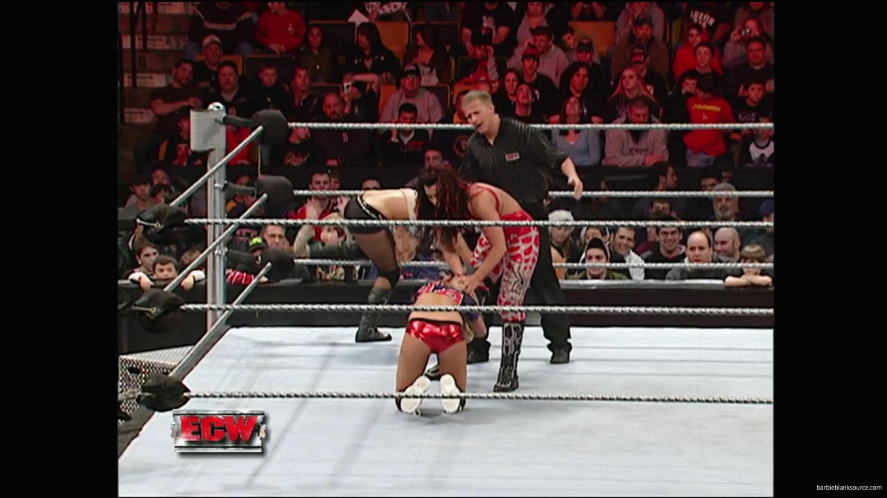 WWE_ECW_12_11_07_Kelly_vs_Layla_Victoria_mp42591.jpg