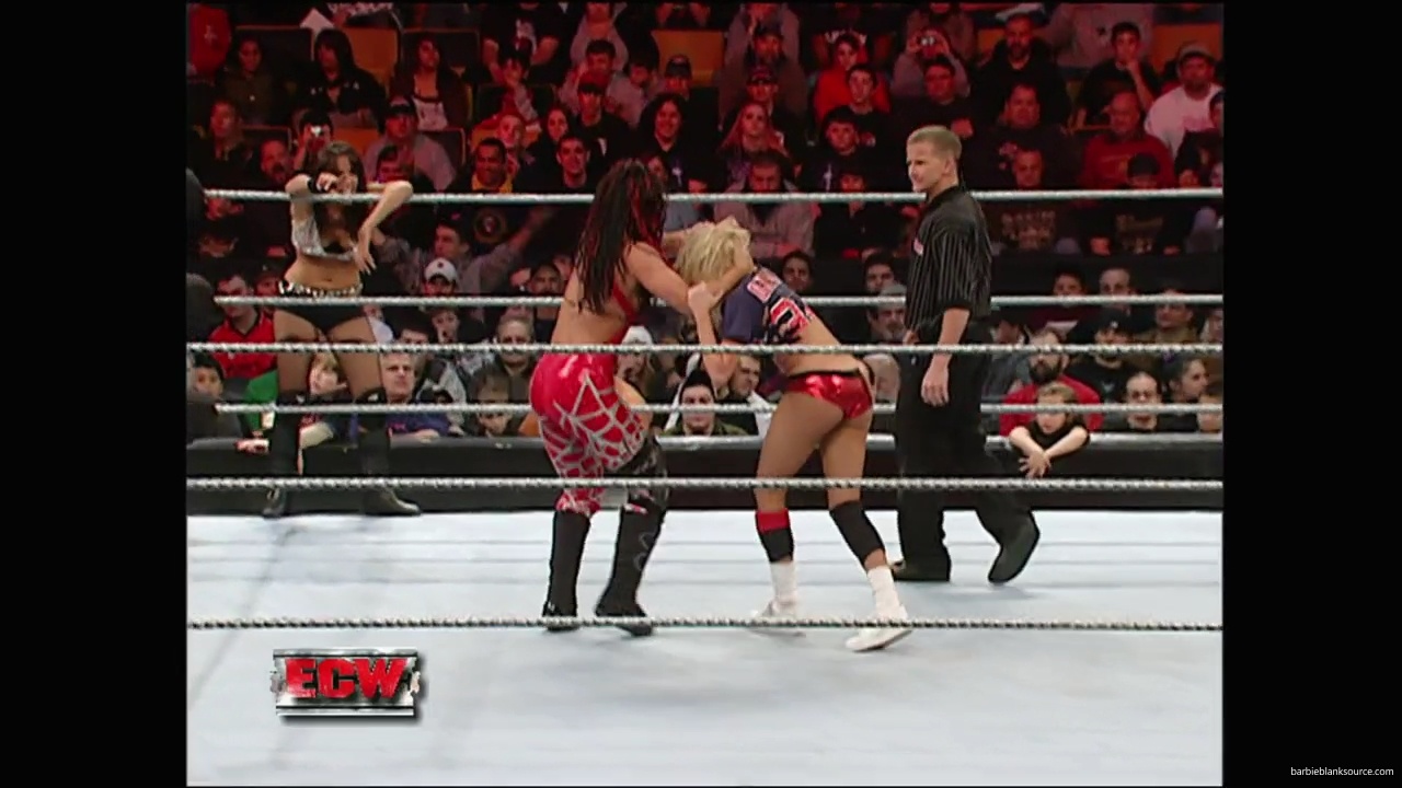 WWE_ECW_12_11_07_Kelly_vs_Layla_Victoria_mp42600.jpg