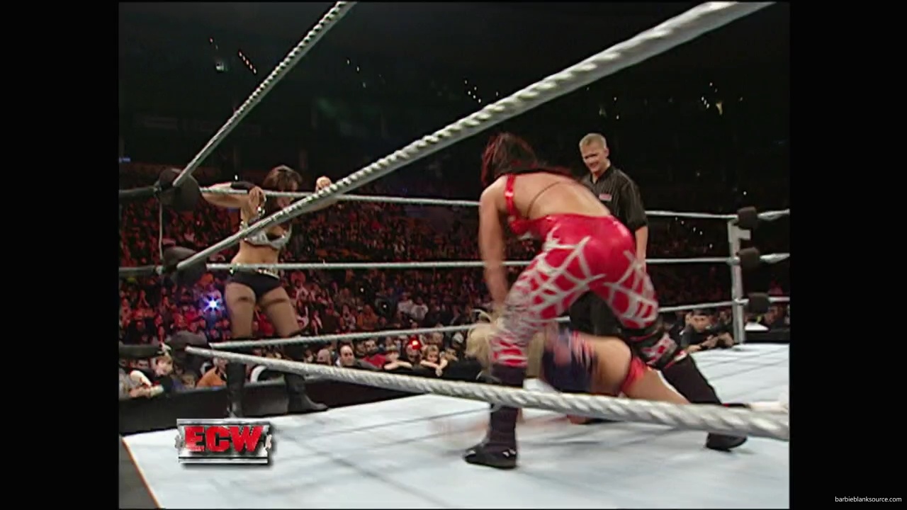 WWE_ECW_12_11_07_Kelly_vs_Layla_Victoria_mp42601.jpg