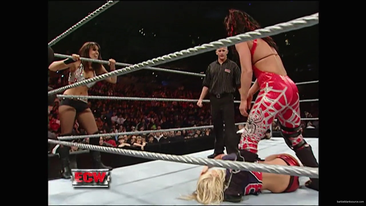 WWE_ECW_12_11_07_Kelly_vs_Layla_Victoria_mp42602.jpg