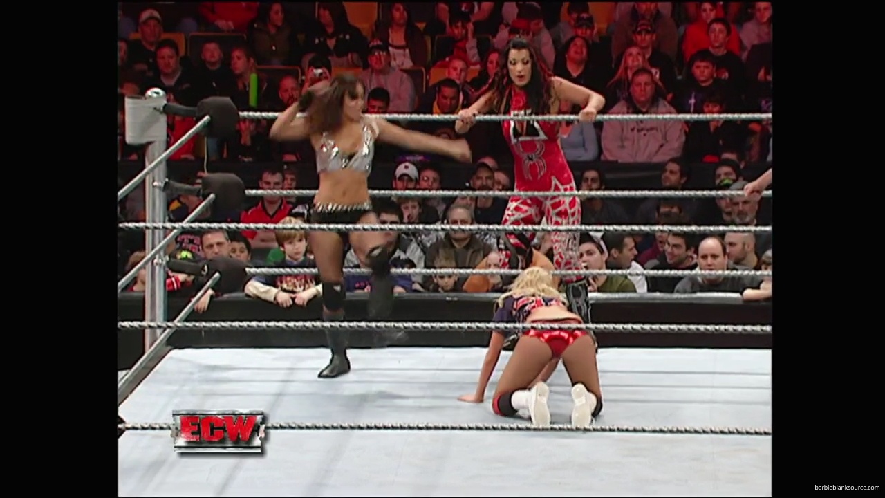 WWE_ECW_12_11_07_Kelly_vs_Layla_Victoria_mp42610.jpg