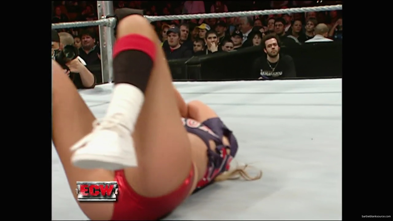 WWE_ECW_12_11_07_Kelly_vs_Layla_Victoria_mp42612.jpg