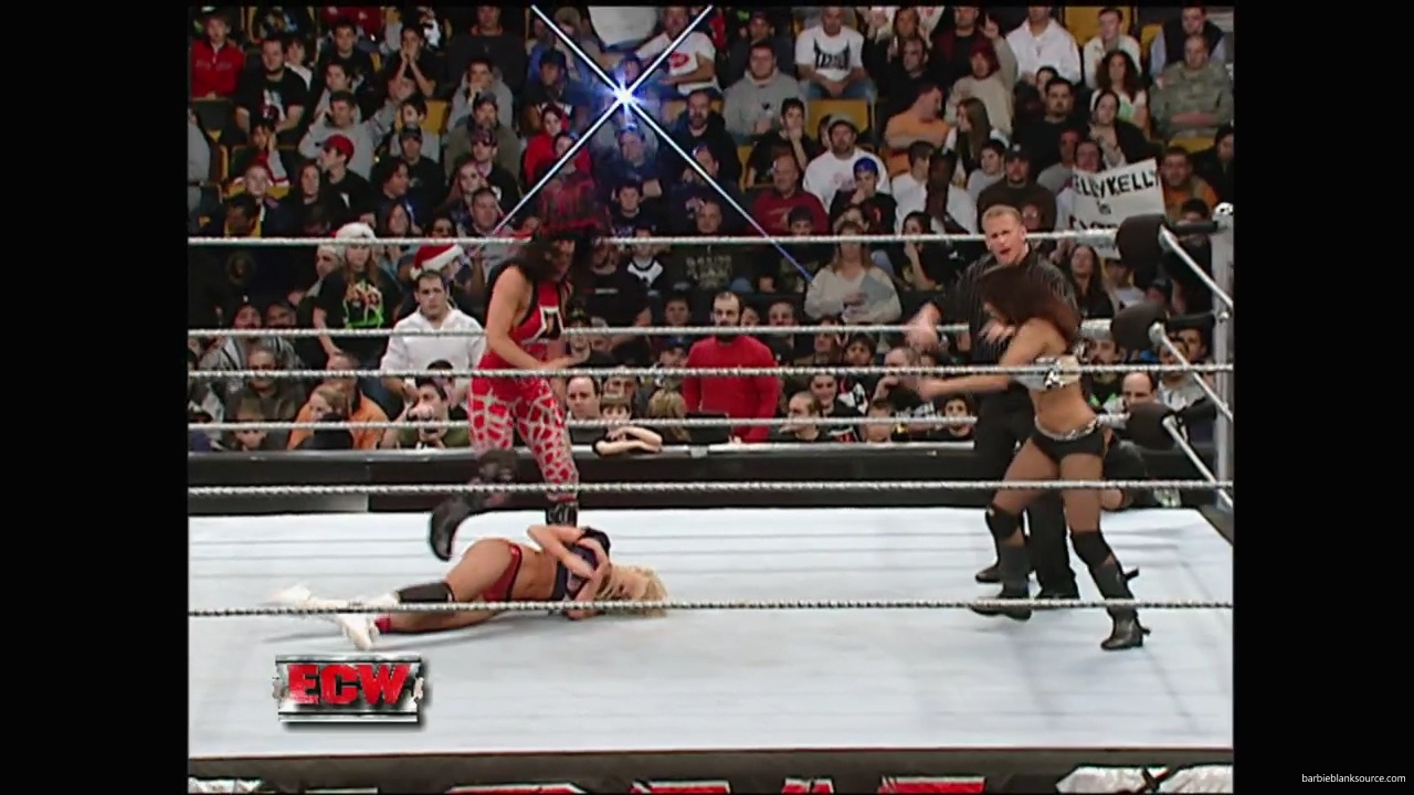 WWE_ECW_12_11_07_Kelly_vs_Layla_Victoria_mp42627.jpg