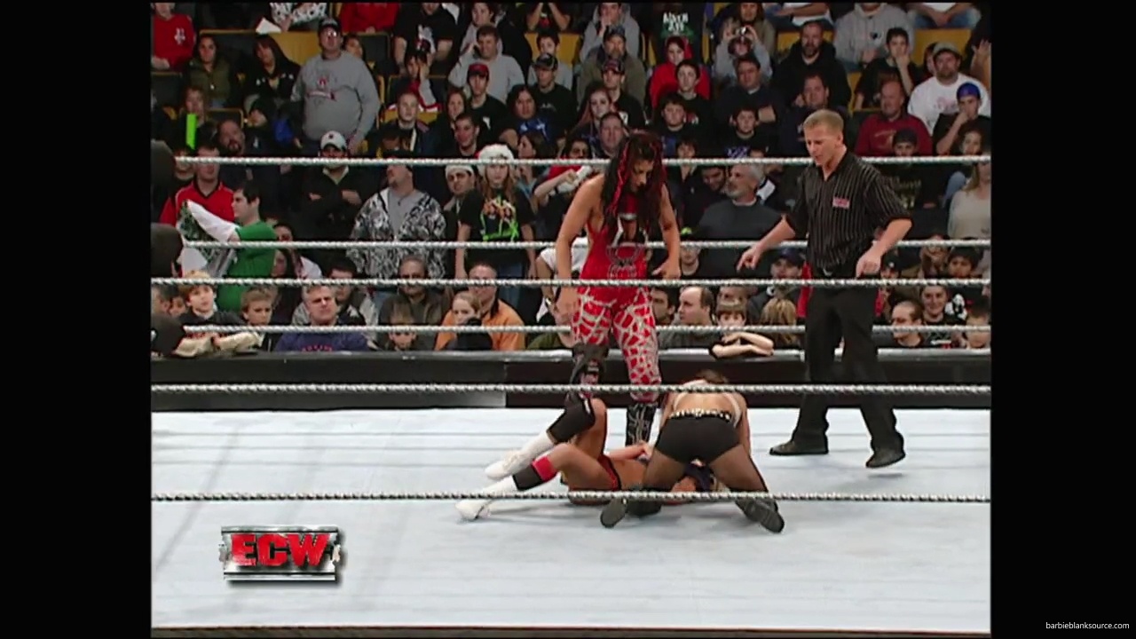 WWE_ECW_12_11_07_Kelly_vs_Layla_Victoria_mp42629.jpg