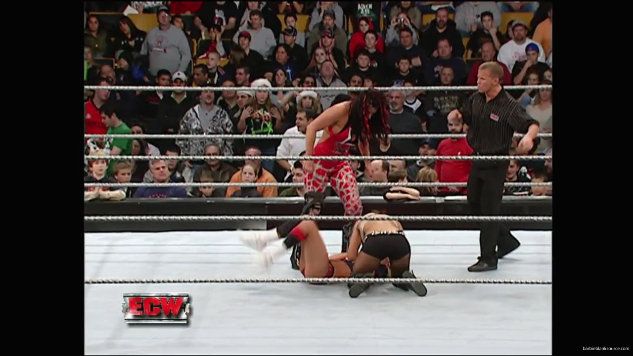 WWE_ECW_12_11_07_Kelly_vs_Layla_Victoria_mp42630.jpg