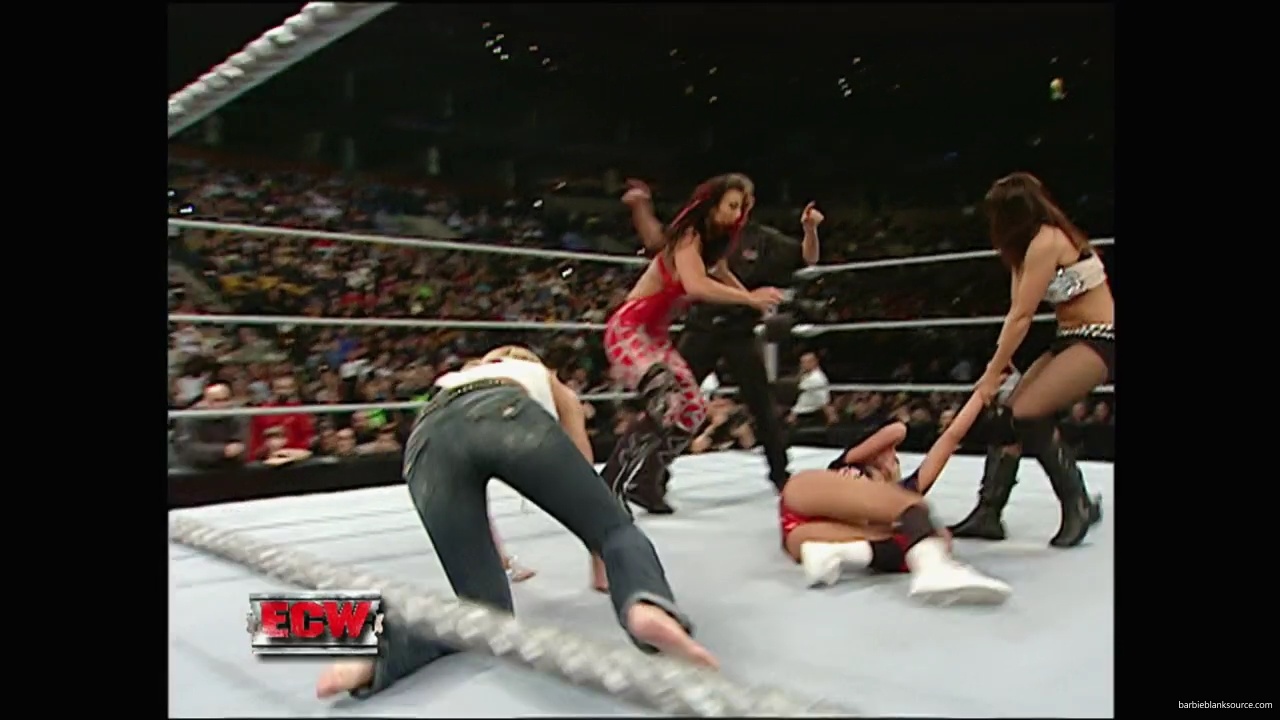 WWE_ECW_12_11_07_Kelly_vs_Layla_Victoria_mp42633.jpg