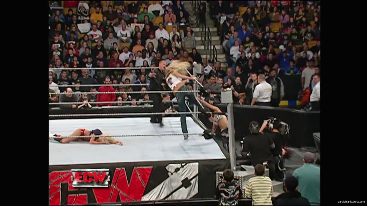 WWE_ECW_12_11_07_Kelly_vs_Layla_Victoria_mp42635.jpg