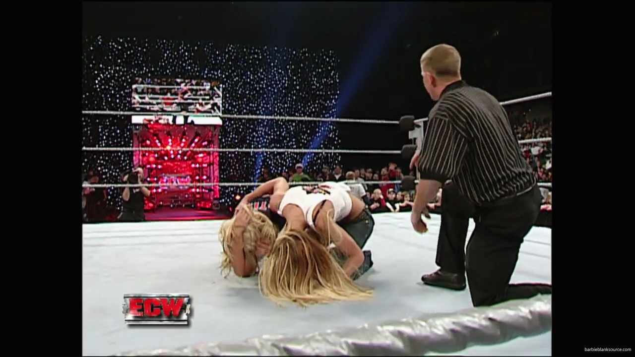 WWE_ECW_12_11_07_Kelly_vs_Layla_Victoria_mp42652.jpg