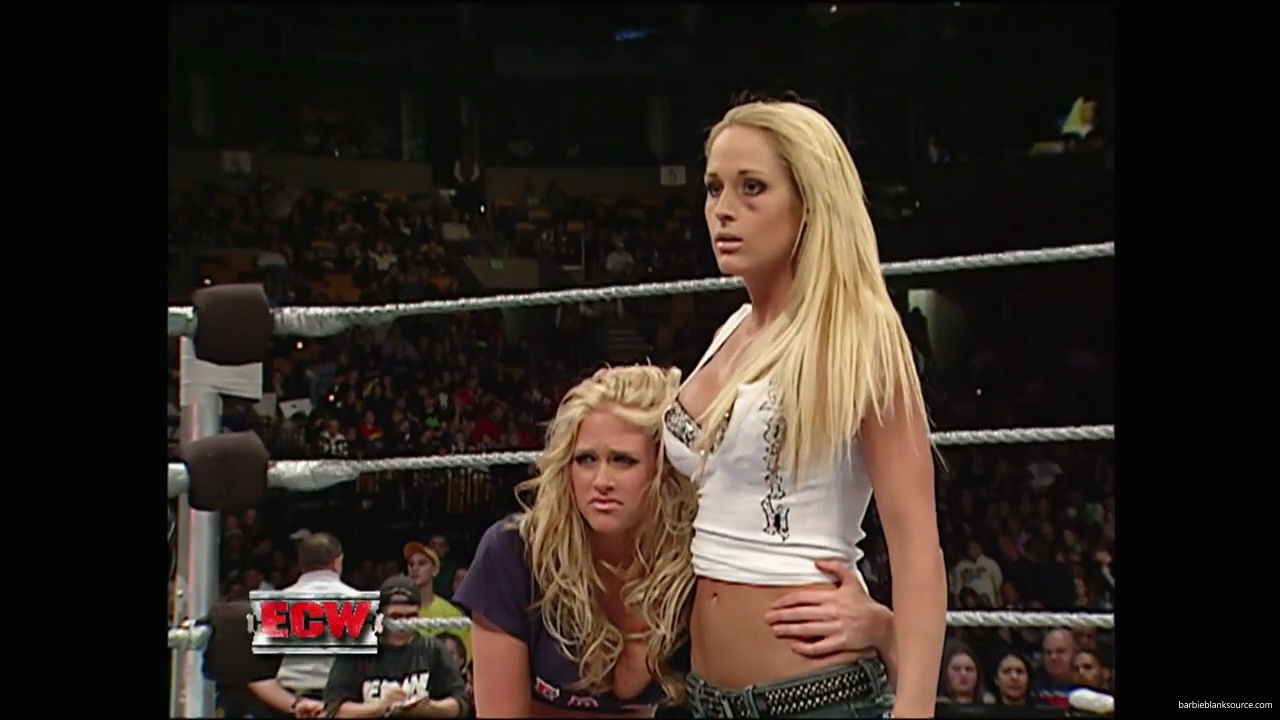 WWE_ECW_12_11_07_Kelly_vs_Layla_Victoria_mp42667.jpg
