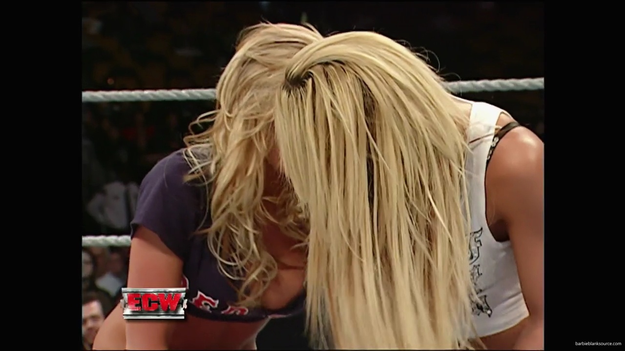 WWE_ECW_12_11_07_Kelly_vs_Layla_Victoria_mp42671.jpg