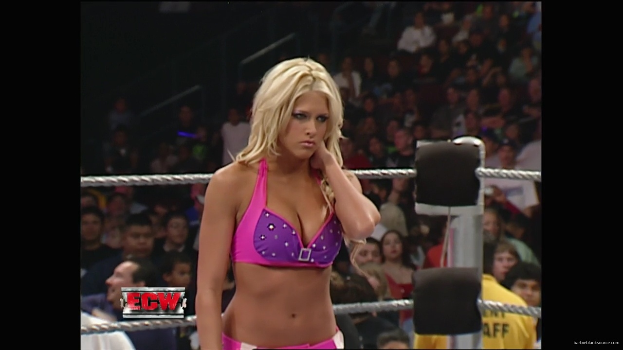 WWE_ECW_11_06_07_Kelly_vs_Layla_mp40944.jpg