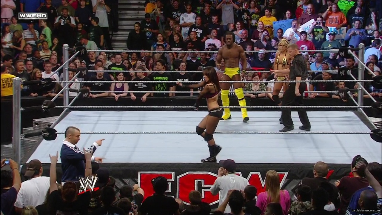 WWE_ECW_02_26_08_Kelly_Kofi_vs_Layla_Santino_mp42106.jpg
