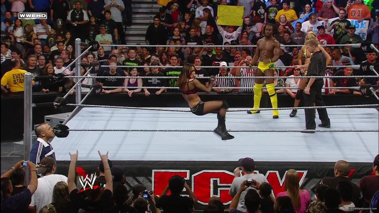 WWE_ECW_02_26_08_Kelly_Kofi_vs_Layla_Santino_mp42109.jpg