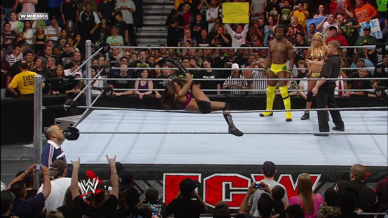 WWE_ECW_02_26_08_Kelly_Kofi_vs_Layla_Santino_mp42112.jpg